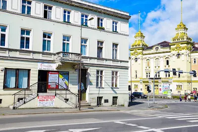 Fotograf przy Urzędzie Miasta